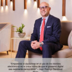 Empoderar al ciudadano en el uso de los trámites electrónicos es la única forma de que el gobierno digital sea realmente democrático. Juan Rodrigo Sandoval Wyss abogado fantasma